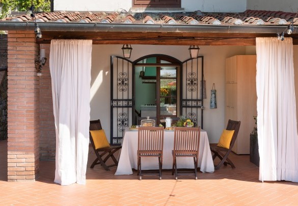 Gli ospiti potranno trascorrere momenti di convivialità nel patio coperto adiacente alla cucina – Villa Nikka