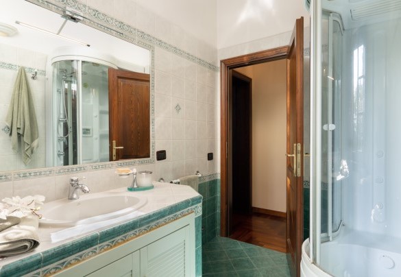 Bagno con doccia al primo piano – Villa Nikka