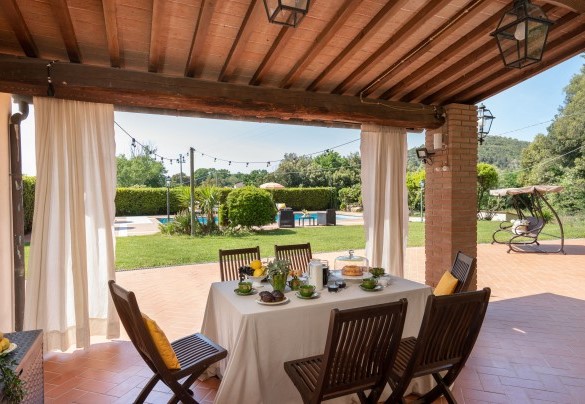 Gli ospiti potranno trascorrere momenti di convivialità nel patio coperto adiacente alla cucina – Villa Nikka