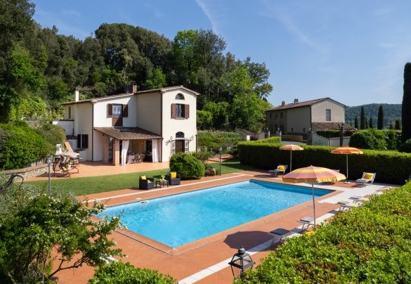 L’ingresso principale si raggiunge passando dal cancello pedonale e percorrendo un vialetto in cotto con gradini, arricchito dalle piante aromatiche – Villa Nikka