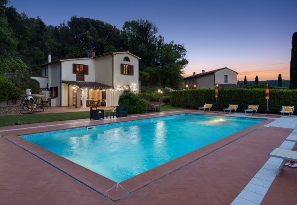 La piscina è dotata di illuminazione interna – Villa Nikka 