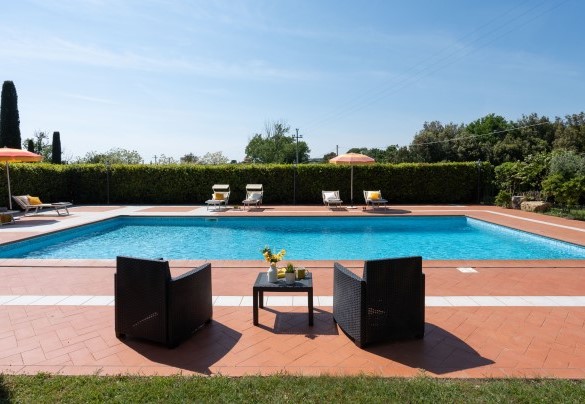 La piscina si trova nella zona del giardino di fronte alla casa ed è raggiungibile passando dal prato – Villa Nikka