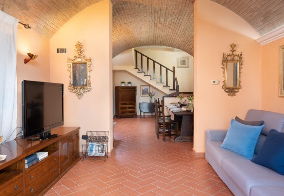 Dall’ingresso si accede al salone con tv in open space con la sala da pranzo con camino – Villa Nikka