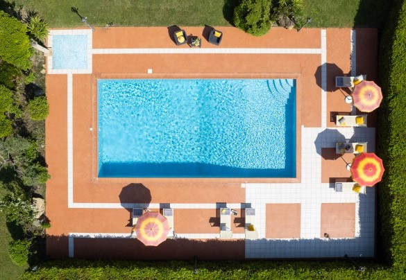La piscina misura 12 x 6 m con una profondità da 1 m a 1,80 m ed è di forma rettangolare – Villa Nikka