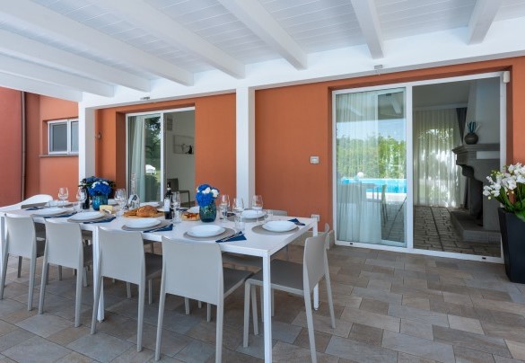 The veranda is the perfect place for outdoor dining - Villa Ninetta
