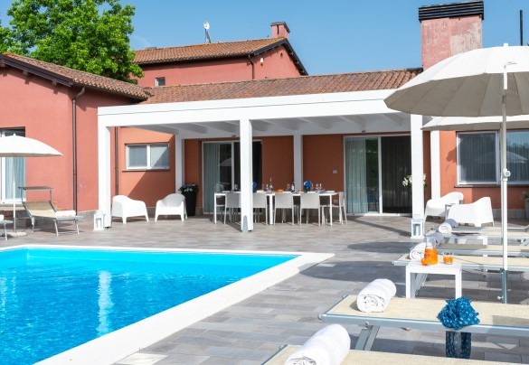 The solarium area is equipped with sun loungers - Villa Ninetta