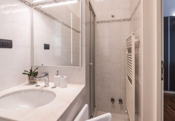 En-suite bathroom with a shower - Villa Ninetta