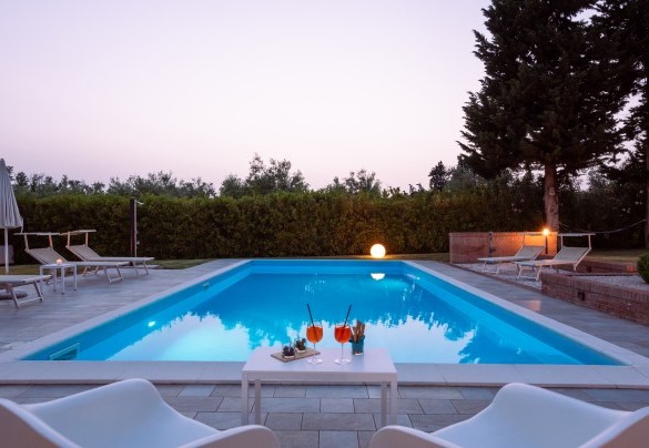 The pool measures 10.5 x 5 m with a constant depth - Villa Ninetta