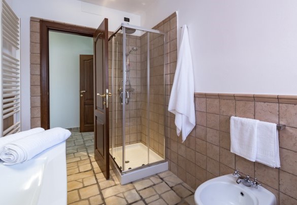 Bathroom with a shower in the annex - Villa Ninetta