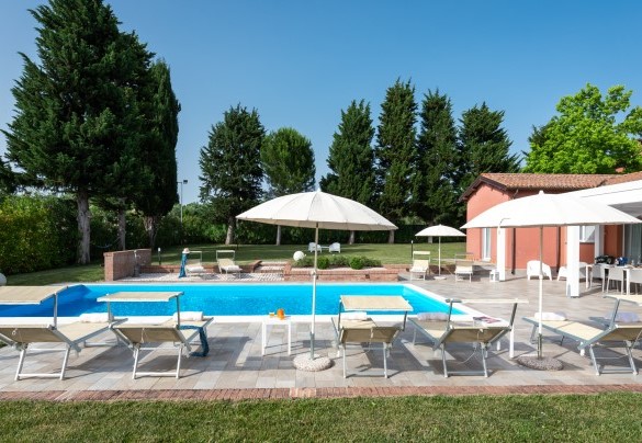 The solarium area, paved with non-slip gres - Villa Ninetta