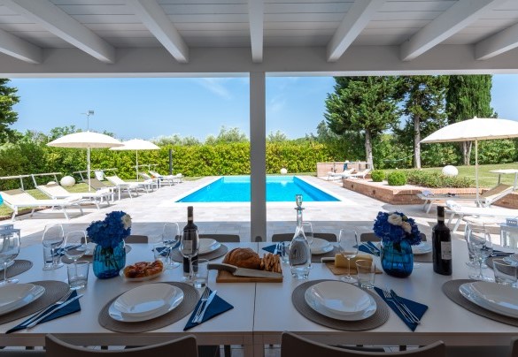 Spacious veranda equipped with a table and chairs - Villa Ninetta