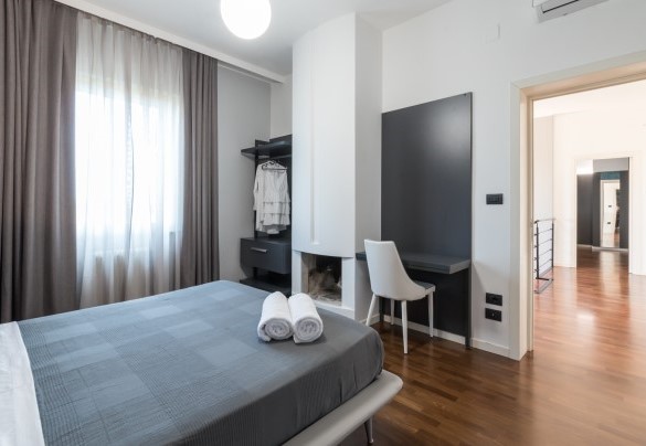Double bedroom on the first floor with a fireplace - Villa Ninetta