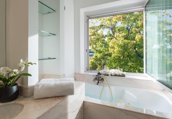 Bathroom with a marble-dominated bathtub - Villa Ninetta