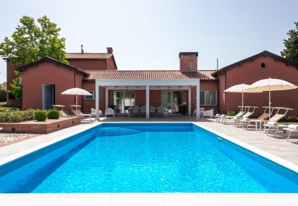 The pool is located just a few meters from the house in a panoramic position - Villa Ninetta