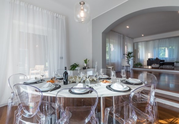 The dining room with a round table - Villa Ninetta