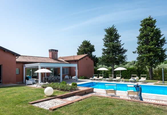 The solarium area is equipped with sun loungers - Villa Ninetta