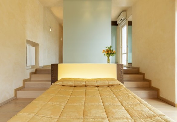La camera da letto matrimoniale circondata da gradini - Villa Ninfeo