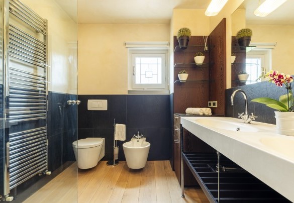 Il bagno con doppio lavandino e doccia - Villa Ninfeo