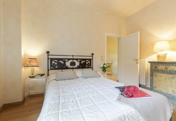 La camera da letto con letto french size al primo piano - Villa Ninfeo