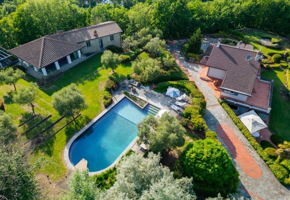 Il panorama mozzafiato delle dolci colline che si apprezza dalla piscina - Villa Ninfeo
