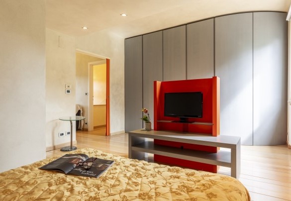 La camera da letto con TV al primo piano - Villa Ninfeo