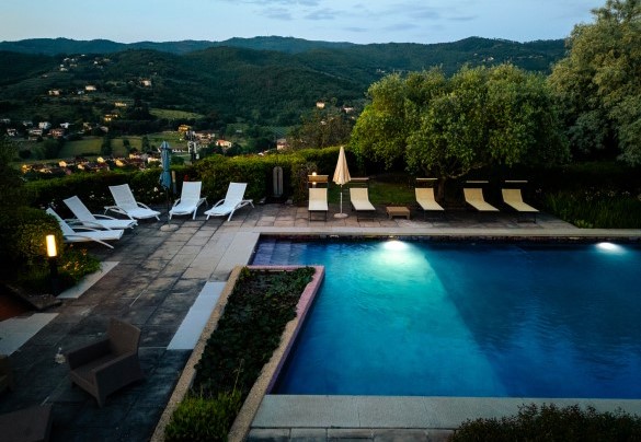 La piscina misura 7 x 14 m, ha una profondità che accresce - Villa Ninfeo
