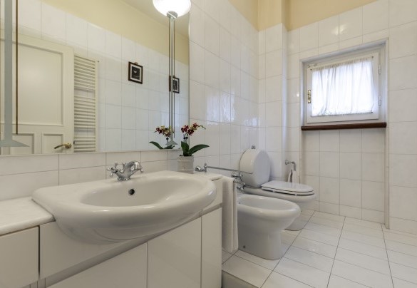 Il moderno bagno con doccia - Villa Ninfeo