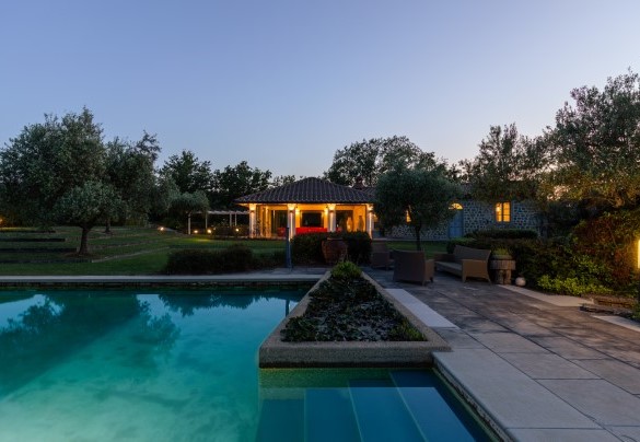 Dei gradoni forniscono l'accesso alla piscina - Villa Ninfeo