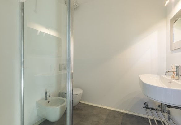 Il moderno bagno con doccia - Villa Ninfeo
