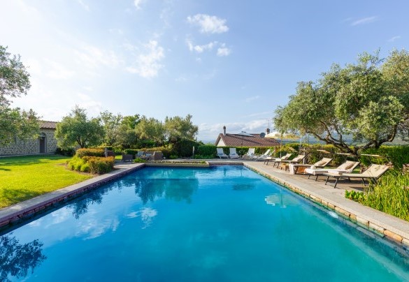 La piscina, dalla forma ovale con un lato lineare - Villa Ninfeo