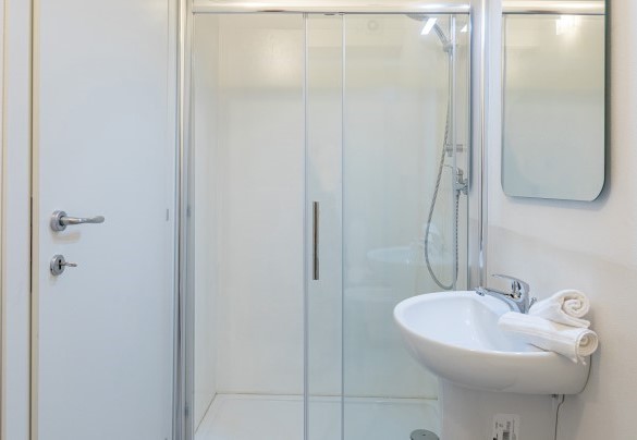 Il bagno en-suite con doccia - Villa Ninfeo