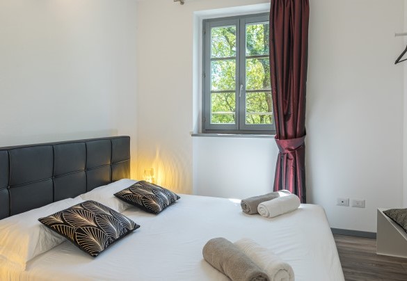 La camera da letto matrimoniale si affaccia sul verde - Villa Ninfeo