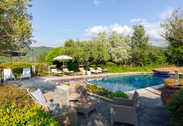 La zona solarium della piscina con un panorama mozzafiato - Villa Ninfeo