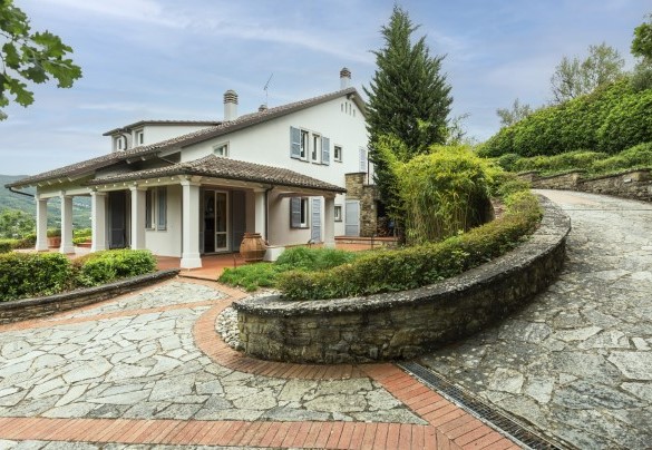 Dei giochi d'acqua arricchiscono l'ingresso - Villa Ninfeo
