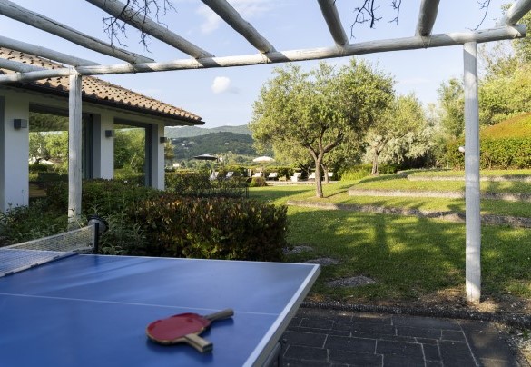 La zona solarium della piscina completamente accessoriata - Villa Ninfeo