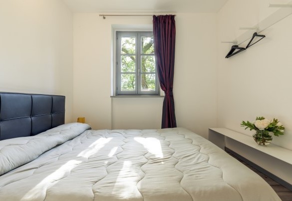 La camera da letto matrimoniale si affaccia sul verde - Villa Ninfeo