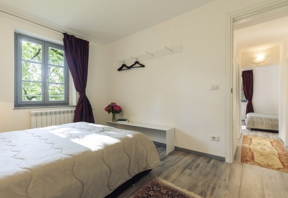 La camera da letto matrimoniale si affaccia sul verde - Villa Ninfeo