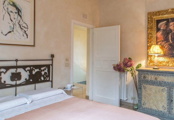 La camera da letto con letto french size al primo piano - Villa Ninfeo