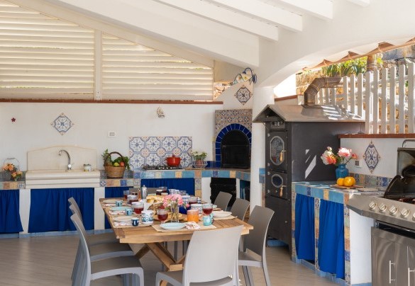La cucina esterna con bbq forno in muratura e tavolo da pranzo - Villa Olimpia