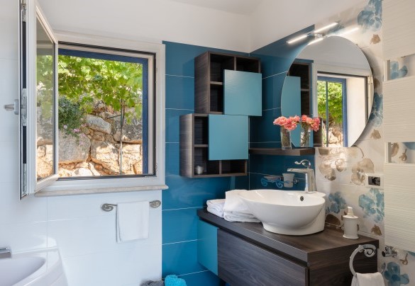 Il moderno bagno con vasca - Villa Olimpia