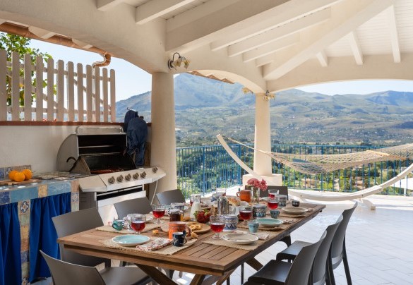 La cucina esterna è ubicata direttamente sulla terrazza - Villa Olimpia