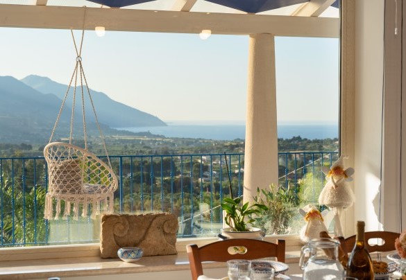 Il tavolo da pranzo si affaccia su un panorama mozzafiato - Villa Olimpia