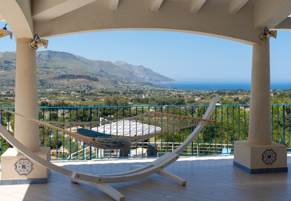La terrazza si affaccia su un panorama mozzafiato - Villa Olimpia