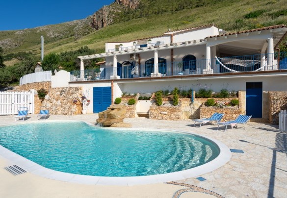 La piscina è situata su un livello inferiore rispetto alla villa con accesso mediante scala in pietra naturale - Villa Olimpia