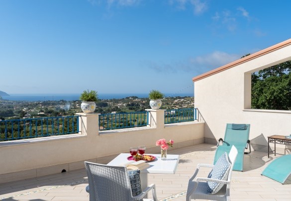 La terrazza si affaccia su un panorama mozzafiato - Villa Olimpia