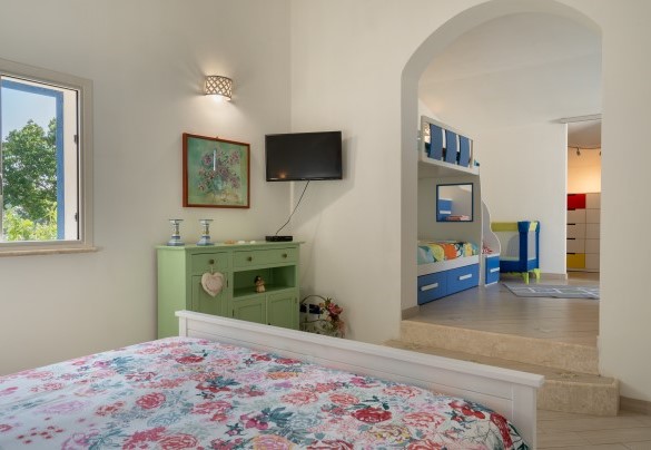 The master bedroom connected to the twin bedroom with bunk beds - Villa Olimpia