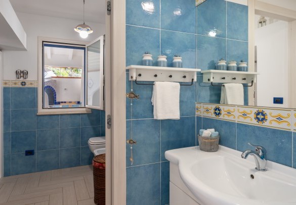 Il colorato bagno con doccia - Villa Olimpia