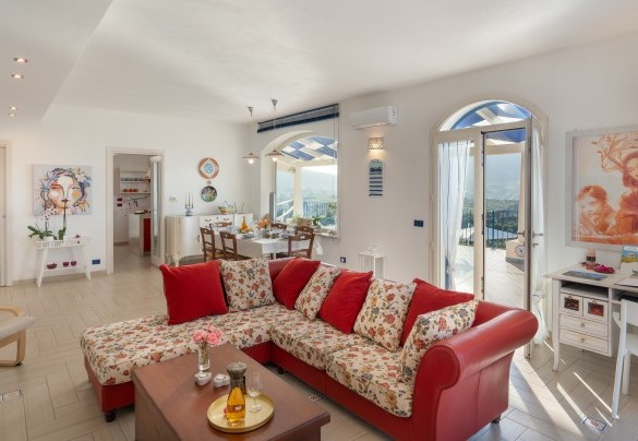 La zona living collegata al terrazzo - Villa Olimpia
