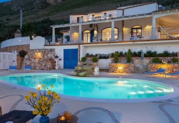 La villa illuminata in un contesto serale - Villa Olimpia