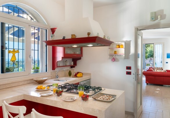 La cucina colorata e moderna - Villa Olimpia